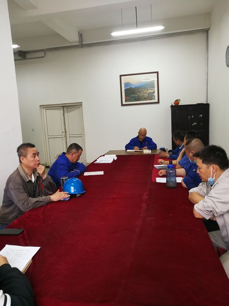 機(jī)加裝配黨支部召開(kāi)全體黨員大會(huì)，組織主題教育學(xué)習(xí)。