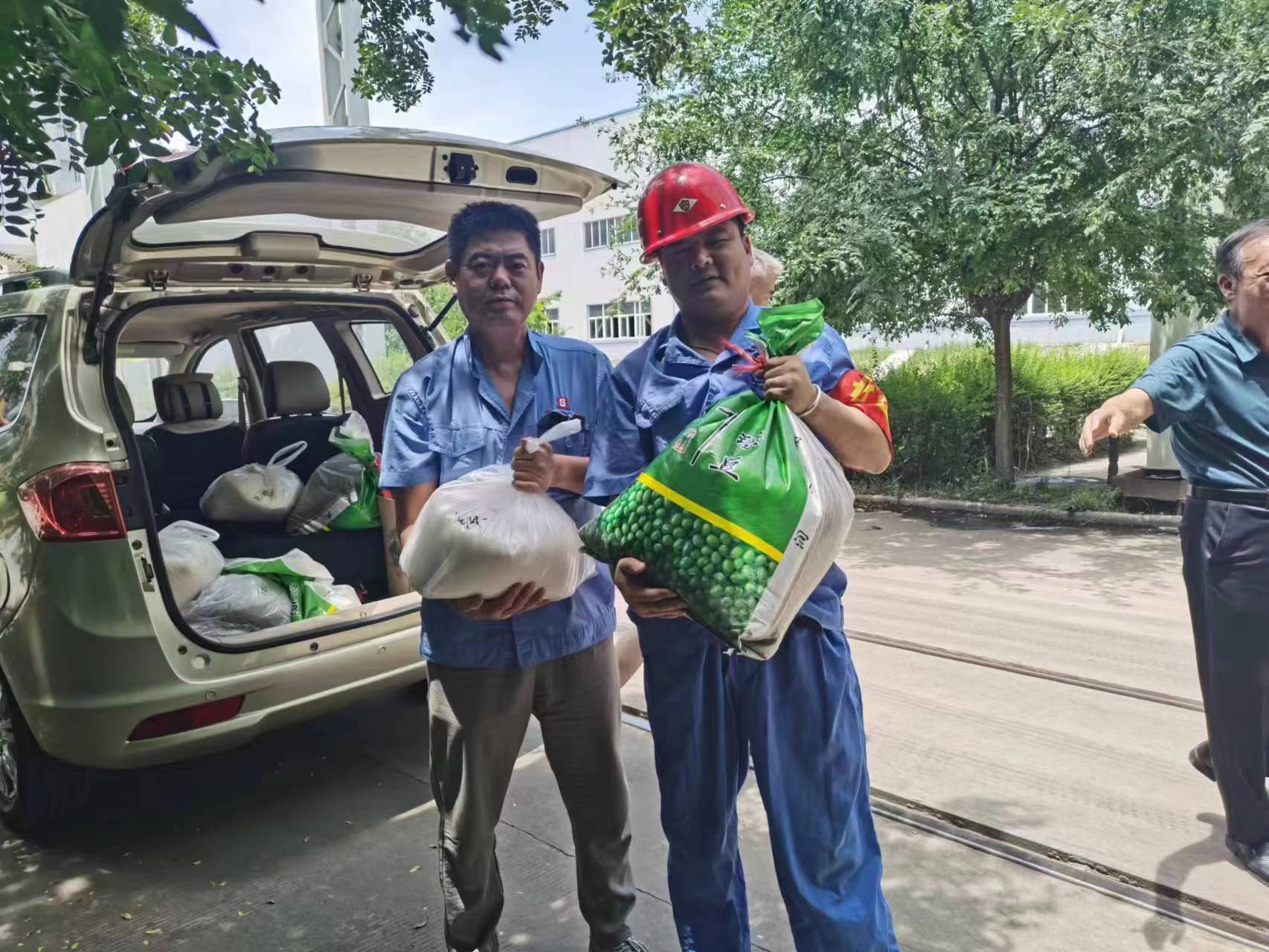 給一線(xiàn)生產(chǎn)車(chē)間和工地職工購(gòu)買(mǎi)了一批白糖、綠豆等防暑降溫品送到了車(chē)間工地