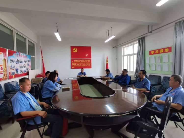 運(yùn)輸采供黨支部召開(kāi)黨員大會(huì)，組織主題教育集中學(xué)習(xí)。