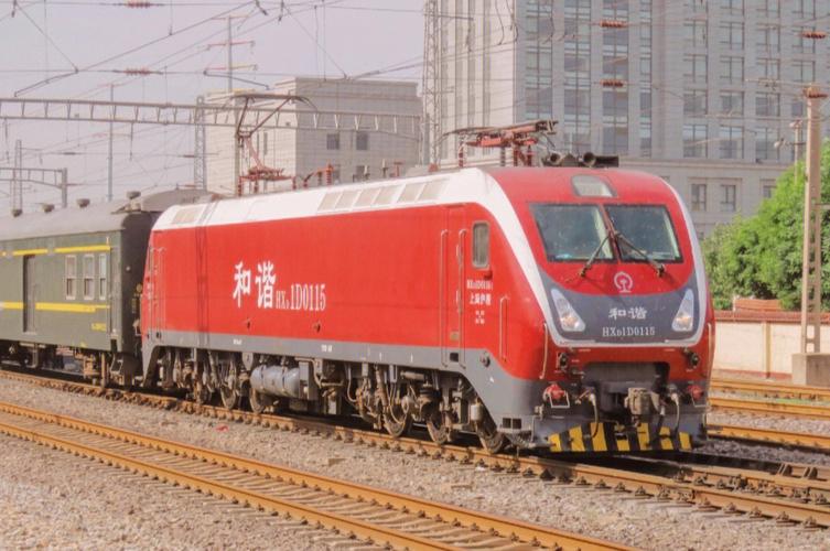 紅貨運機(jī)車hxd貨運機(jī)車